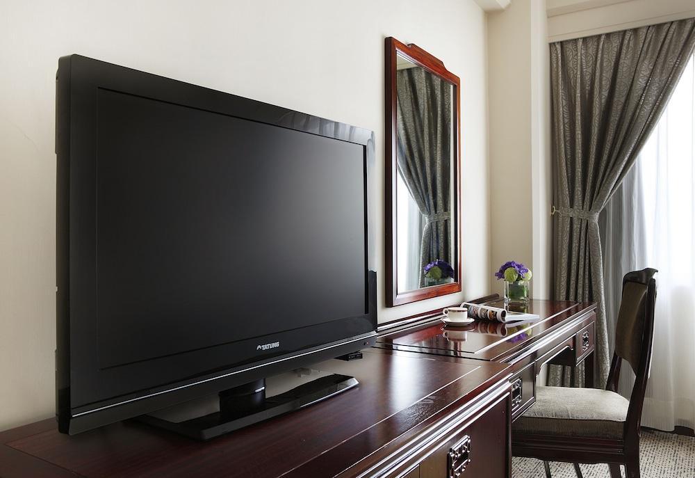 The Howard Plaza Hotel Taipei Eksteriør billede A flat-screen television