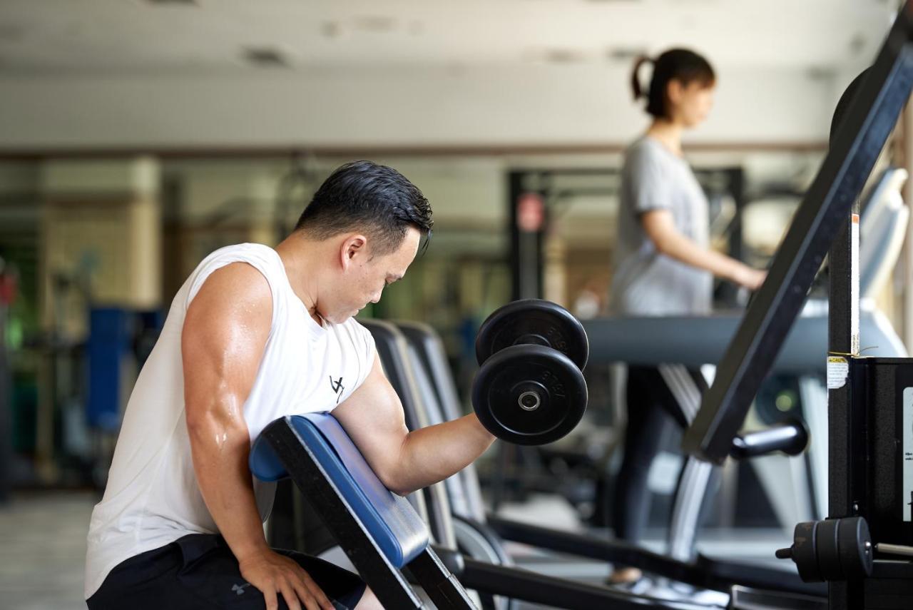 The Howard Plaza Hotel Taipei Eksteriør billede A man lifting a dumbbell