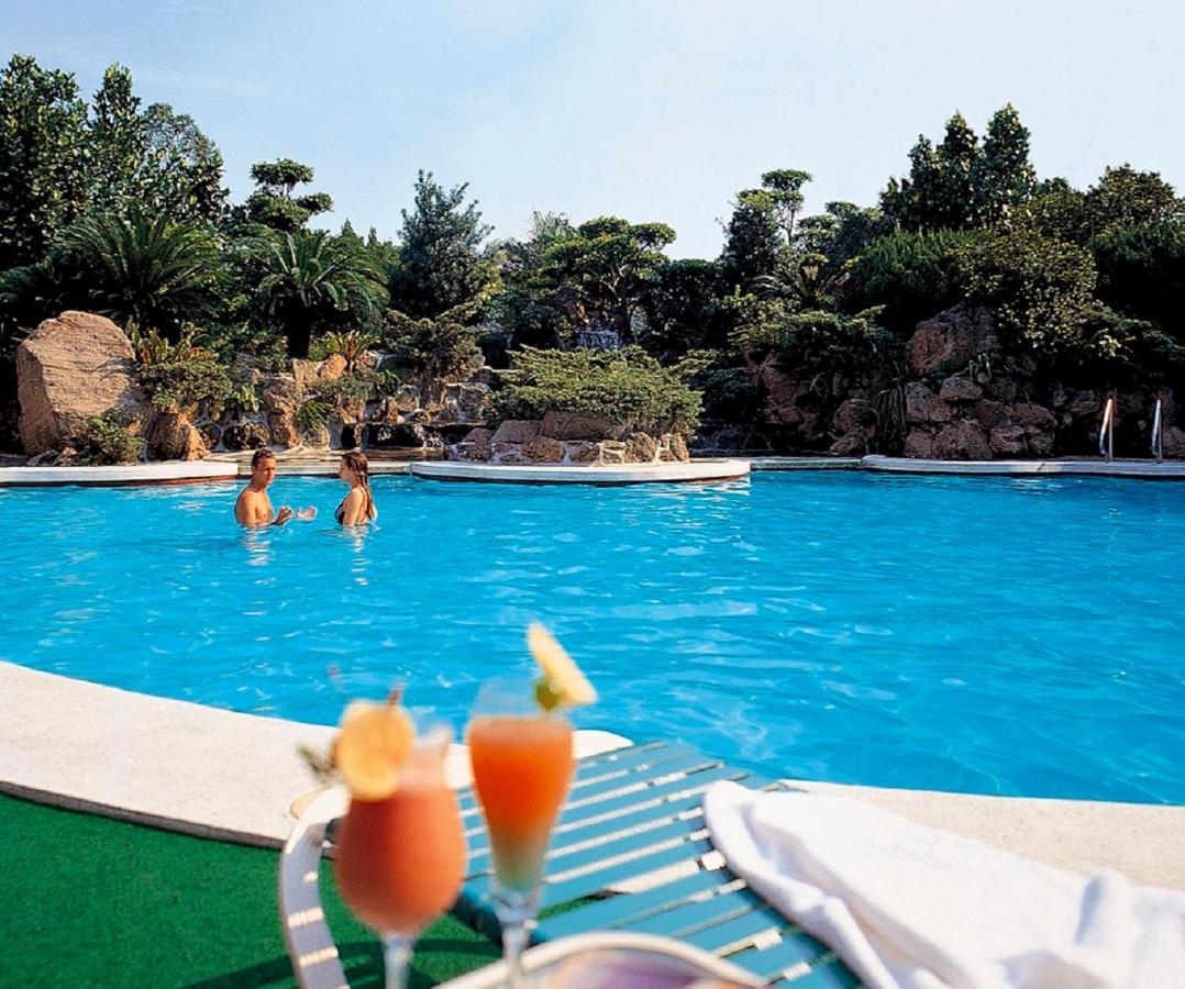 The Howard Plaza Hotel Taipei Eksteriør billede The swimming pool at the hotel