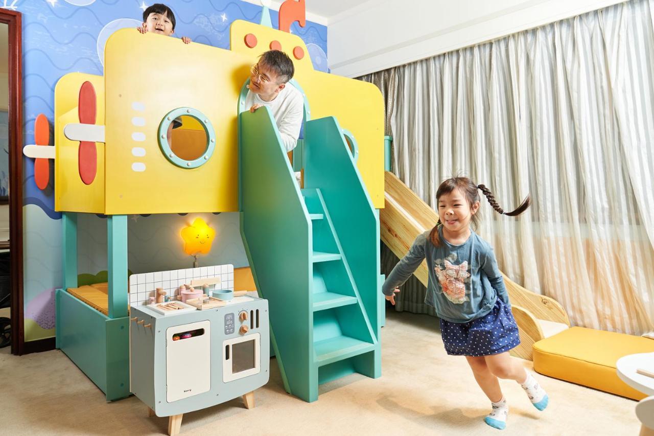 The Howard Plaza Hotel Taipei Eksteriør billede Children playing at the Children's Museum