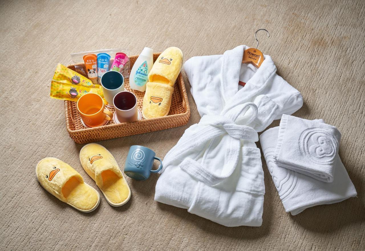 The Howard Plaza Hotel Taipei Eksteriør billede A bathrobe and slippers