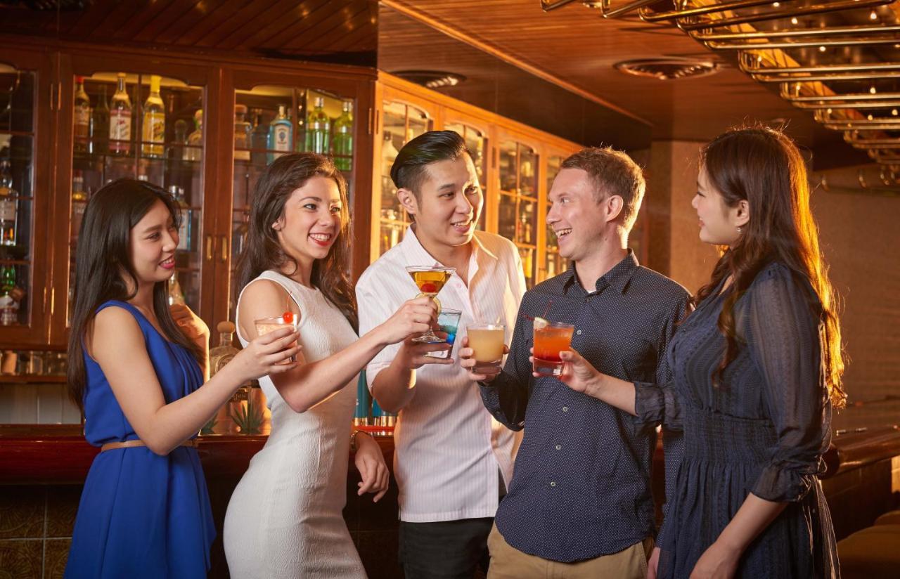 The Howard Plaza Hotel Taipei Eksteriør billede A group of people socializing