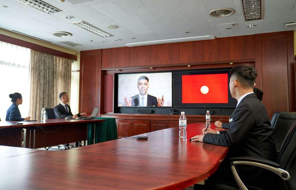 The Howard Plaza Hotel Taipei Faciliteter billede A teleconference in progress