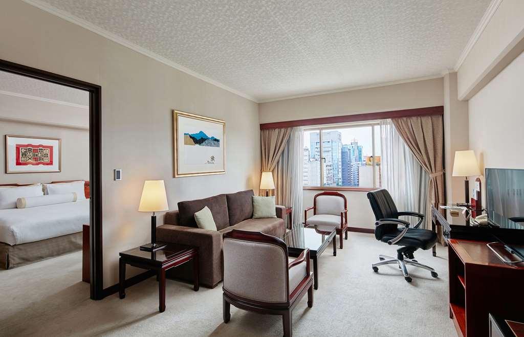 The Howard Plaza Hotel Taipei Værelse billede A suite at the Conrad Hong Kong