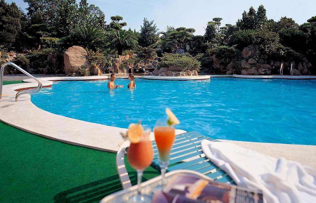 The Howard Plaza Hotel Taipei Eksteriør billede A swimming pool