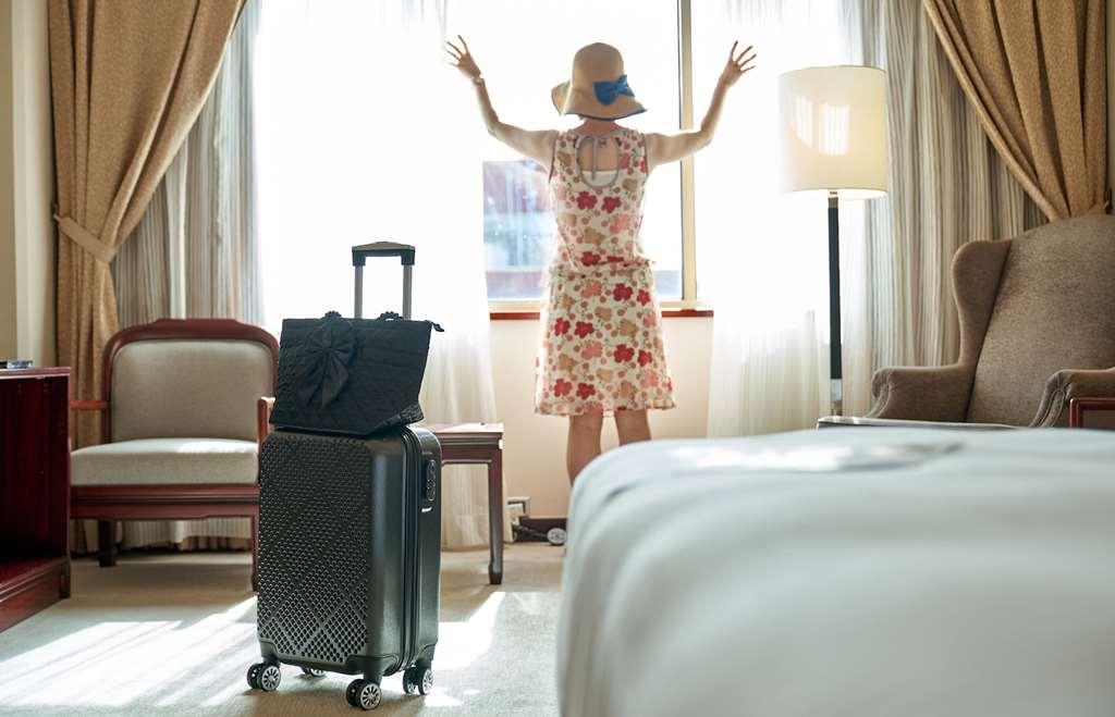 The Howard Plaza Hotel Taipei Værelse billede A woman in a hotel room