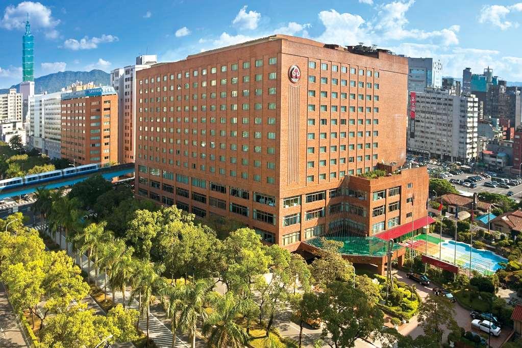The Howard Plaza Hotel Taipei Eksteriør billede Kaohsiung Medical University Hospital