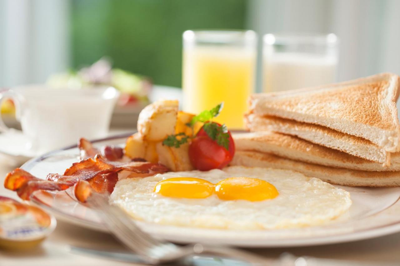 The Howard Plaza Hotel Taipei Eksteriør billede A breakfast with eggs, bacon, toast and orange juice