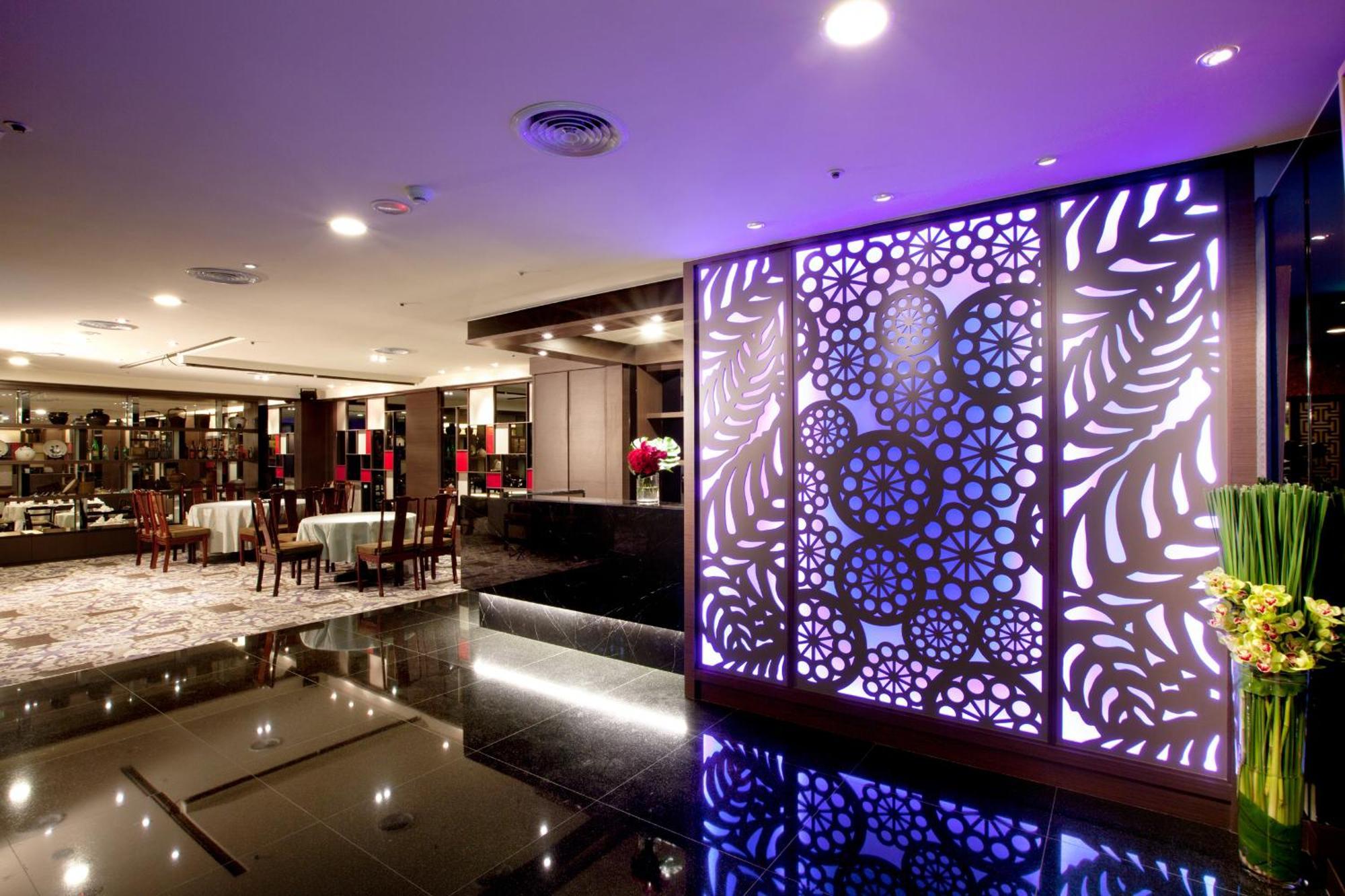 The Howard Plaza Hotel Taipei Eksteriør billede The lobby of the hotel