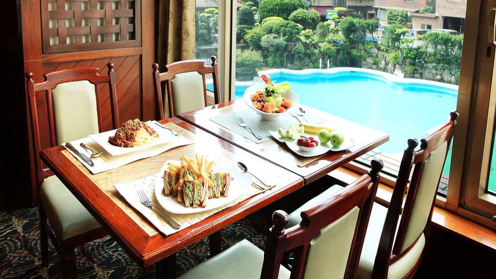 The Howard Plaza Hotel Taipei Eksteriør billede A dining table with a view of the pool