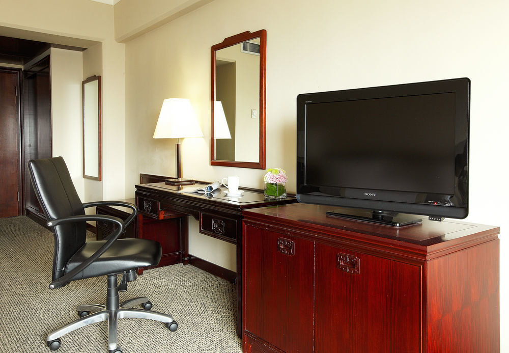 The Howard Plaza Hotel Taipei Eksteriør billede A television in a hotel room